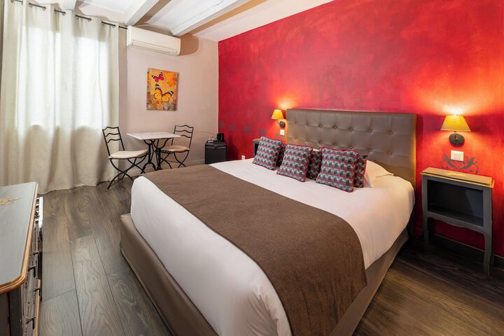 Room 7 of 18