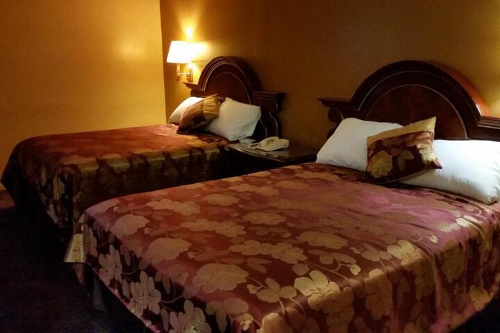 1 Queen Bed (2 of 4)