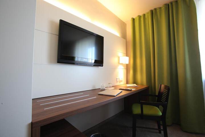Room 9 of 37