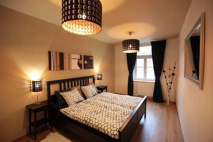 Room 2 of 10