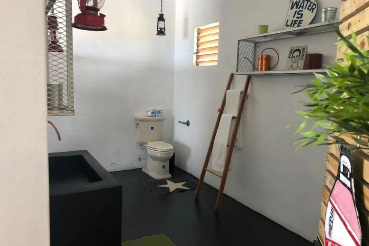 Room 6 of 12