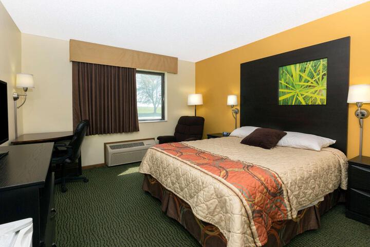 1 Queen Bed (7 of 12)