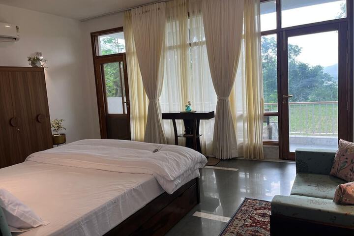Room 2 of 20