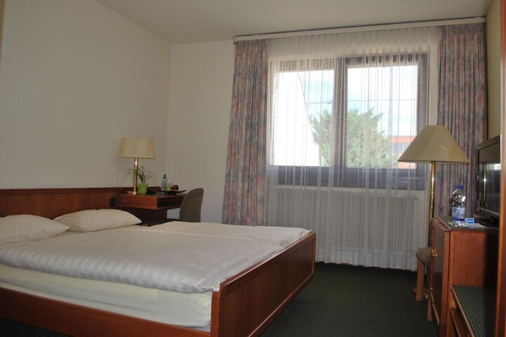 Room 9 of 33