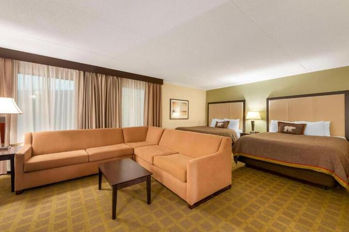 1 Queen Accessible Comm Assist Roll in Shower Microwave, Refrigerator Full Breakfast (15 of 18)