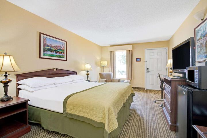 1 King Bed (5 of 5)
