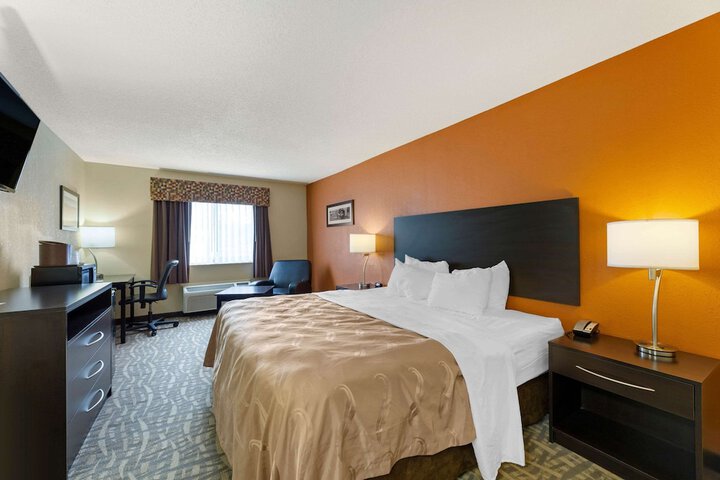 1 King Bed (8 of 9)
