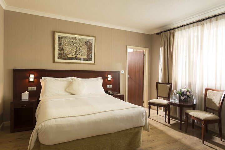 Room 4 of 79