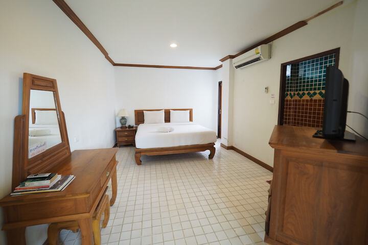 Room 10 of 32