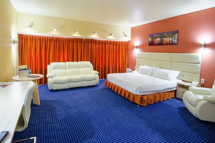 Room 6 of 10