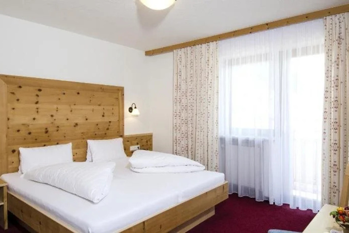 Room 2 of 16