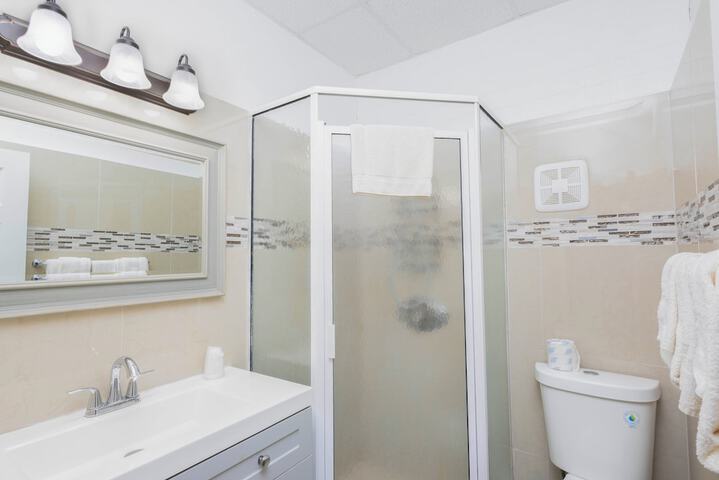 Classic Room with 2 Queen Beds (4 of 15)