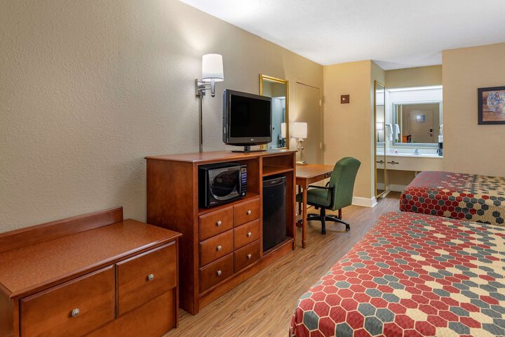 2 Queen Beds (3 of 6)