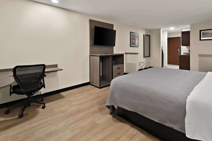 1 King Bed (8 of 19)