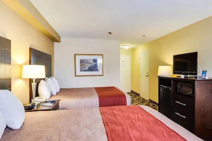 2 Queen Beds Premier Room (3 of 6)