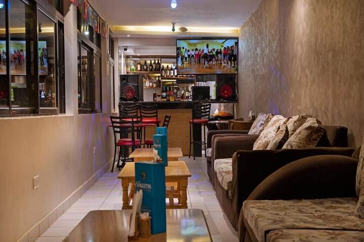 Lounge 65 of 110