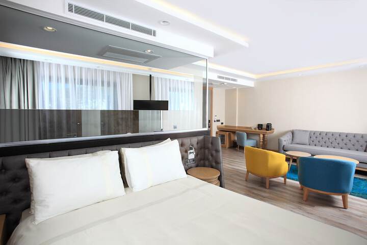 Room 13 of 32