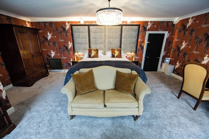 Room 53 of 240