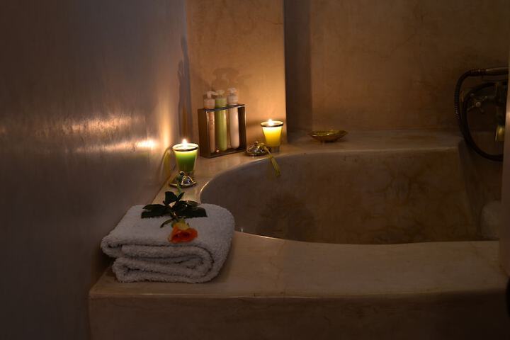 Deep soaking bathtub
