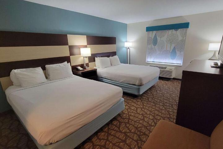 2 Queen Beds High Speed Internet Accessible Microwave and Refrigerator, Coffee Maker Iron and Ironing Board Hairdryer Full Breakfast (12 of 15)