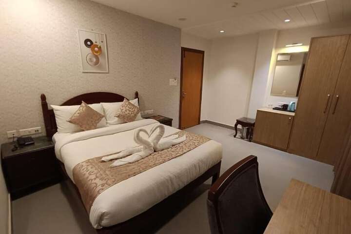 Room 8 of 28