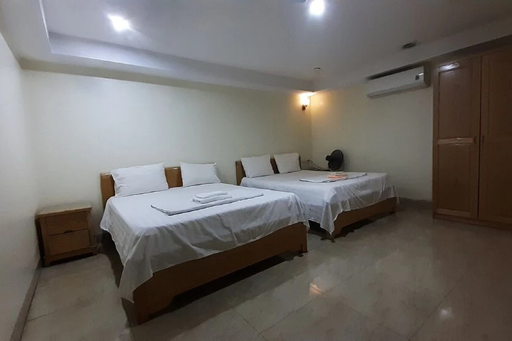 Room 4 of 10