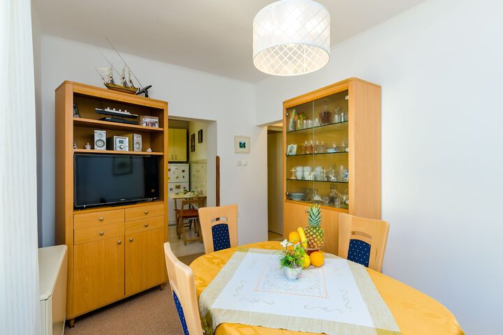 Room 4 of 38
