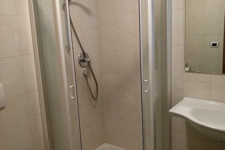 Room 11 of 28