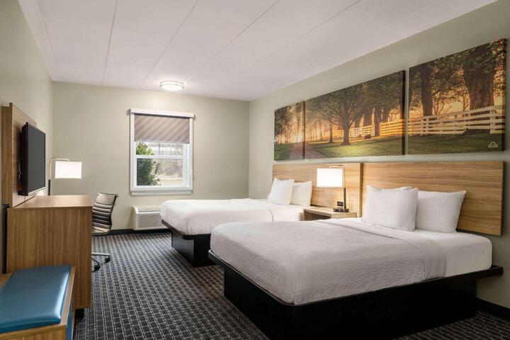2 Queen Beds (7 of 12)