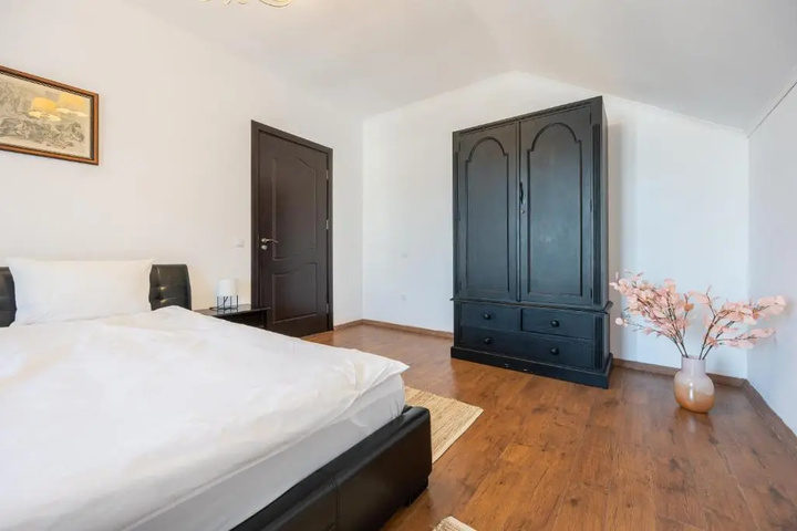 Room 6 of 14