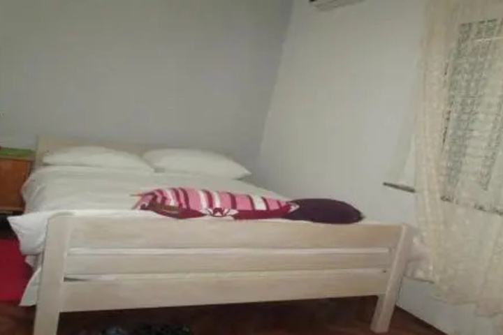 Room 5 of 17