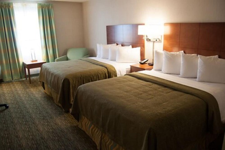 2 Queen Beds (6 of 13)