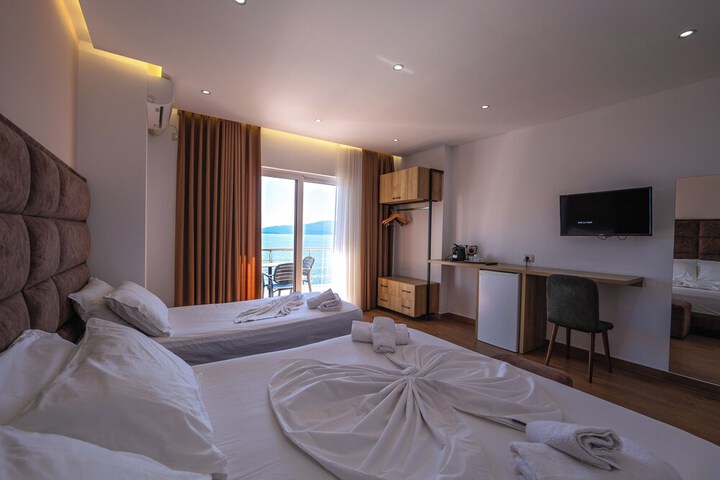 Room 32 of 76