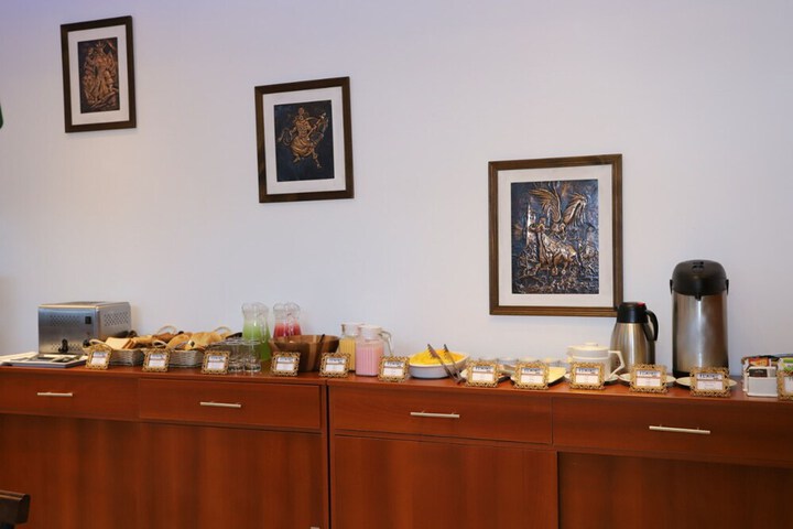 Dining 16 of 17