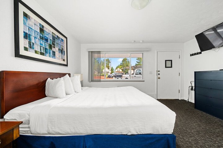 1 King Bed Ground Floor (1 of 16)