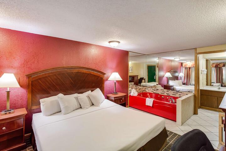 1 Queen Bed (3 of 19)