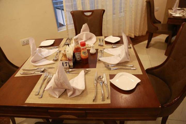 Dining 36 of 51