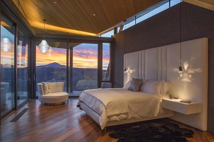 Room 4 of 28