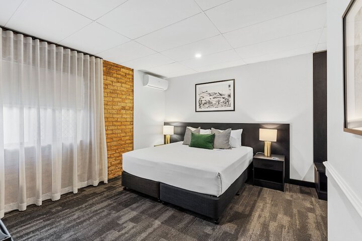 Room 10 of 90