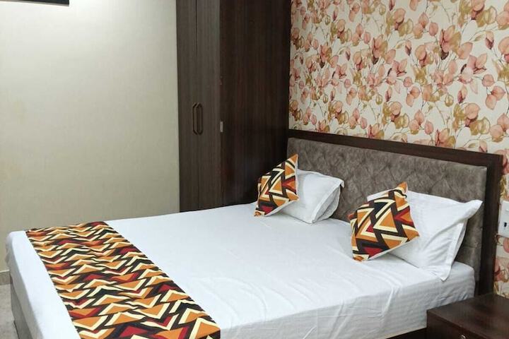 Room 4 of 8