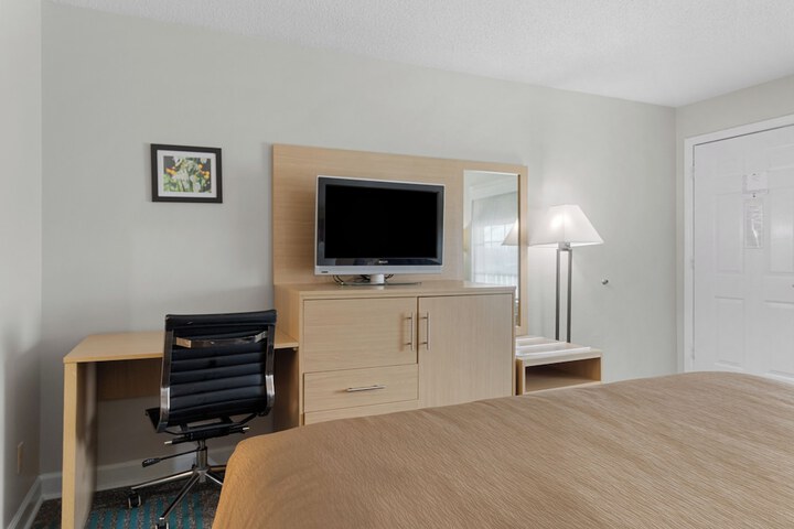 Standard King Bed Stair Accessible Only Bathtub (12 of 23)