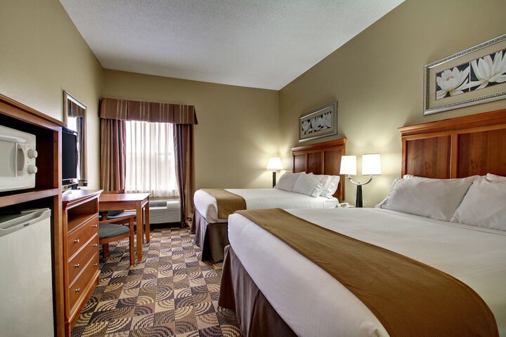 2 Queen Beds (1 of 10)