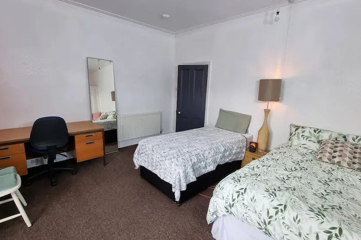 Room 6 of 16