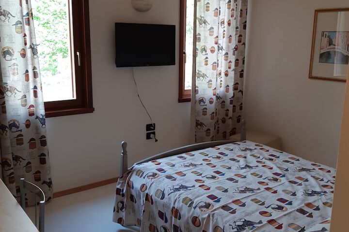 Room 10 of 27