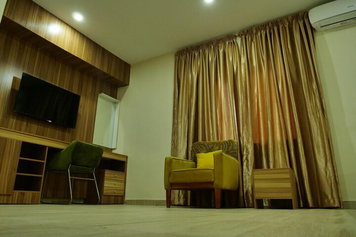 Room 12 of 38