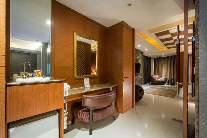 Room 9 of 24