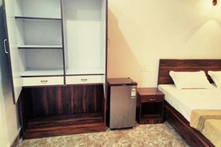 Room 12 of 32