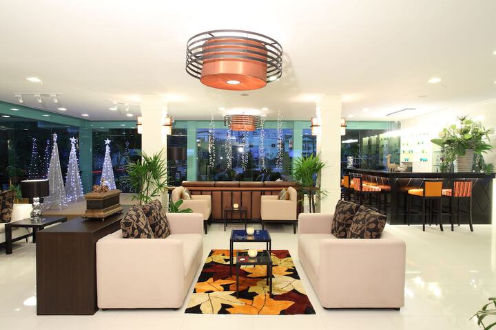 Lounge 51 of 68