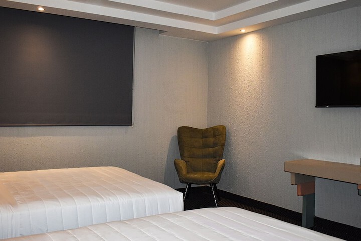 Room 16 of 39