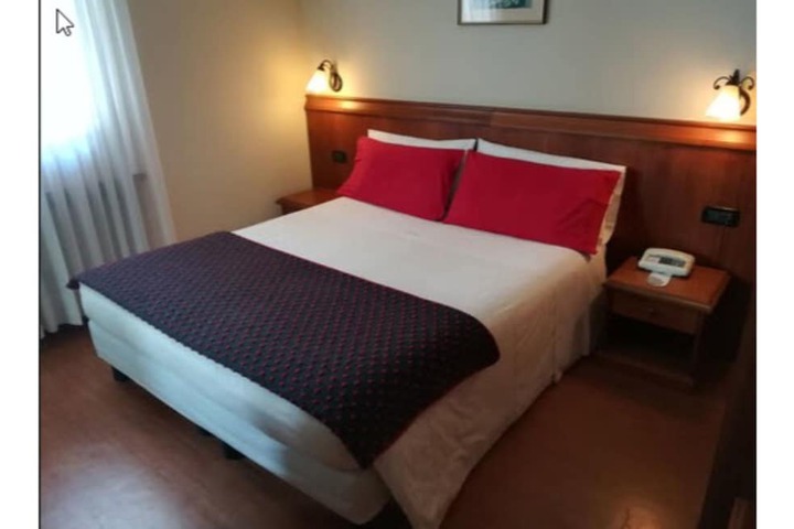 Room 9 of 38